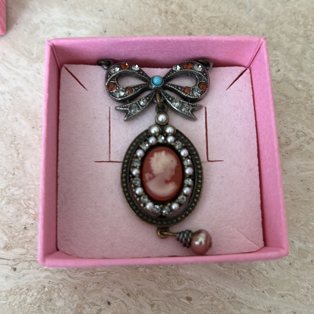 Vintage emblem necklace 🎀